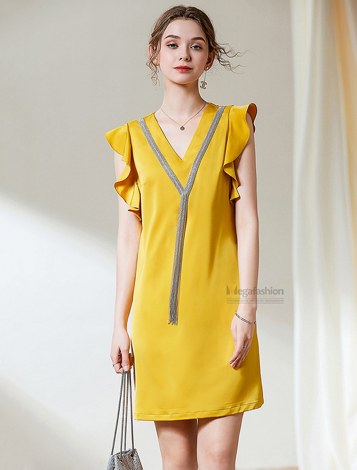 Đầm lụa suông cổ V tay bèo phối chuỗi hạt