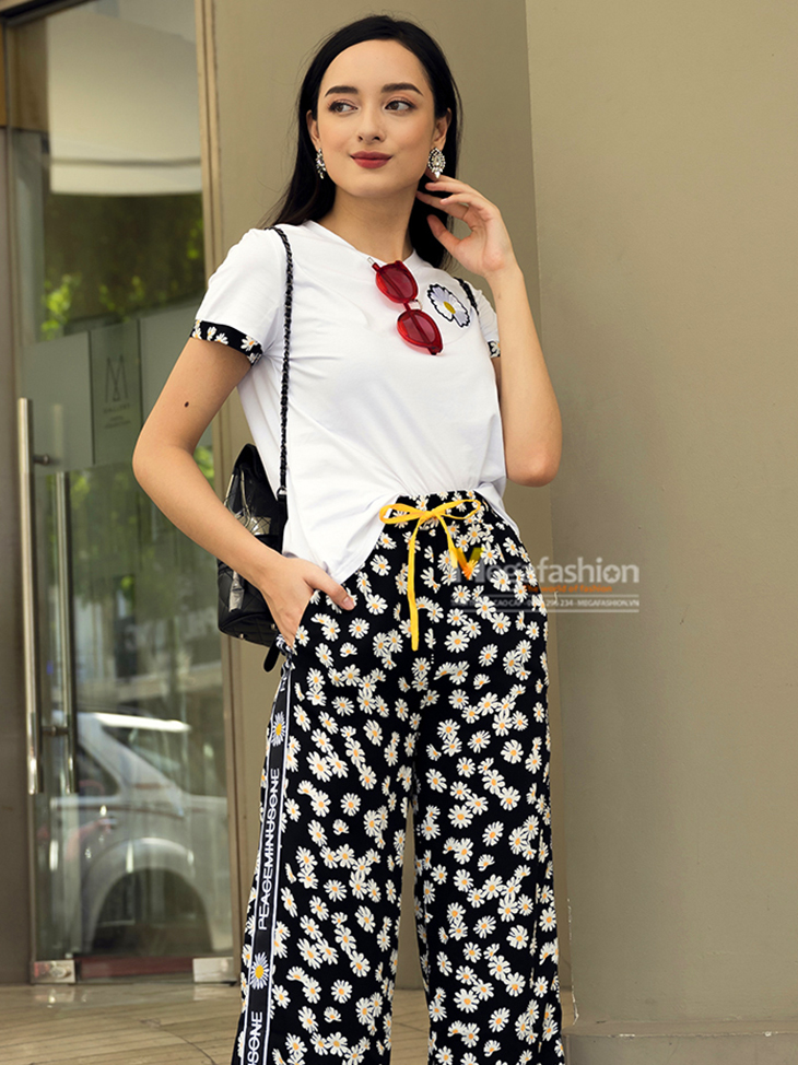 Set bộ gồm áo ngắn tay họa tiết hoa cúc và quần dài suông sườn chữ xẻ tà