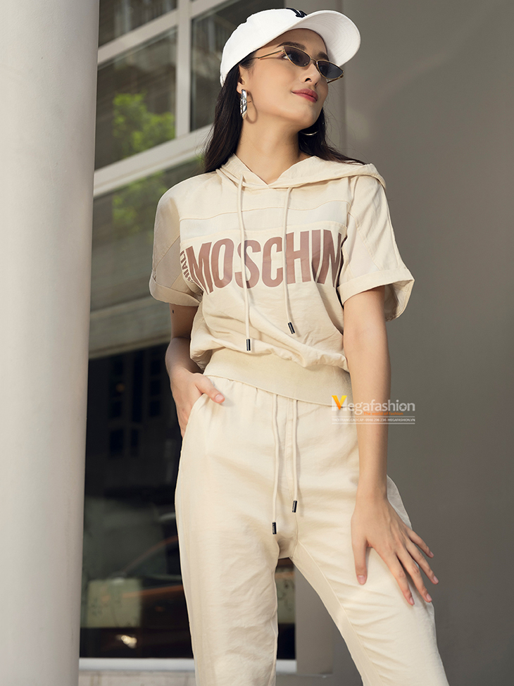 Set bộ thể thao nữ Moschino gồm áo mũ sau và quần dài bo gấu họa tiết chữ